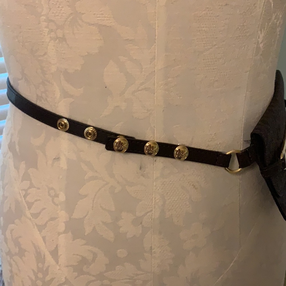 Michael Kors adjustable belted card/key holder like new condition - Picture 2 of 2